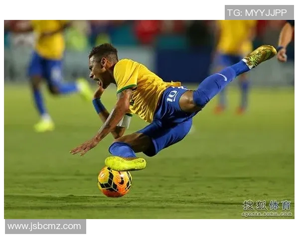 足球球星被凶狠铲飞瞬间曝光 伤势严重引发球迷广泛关注